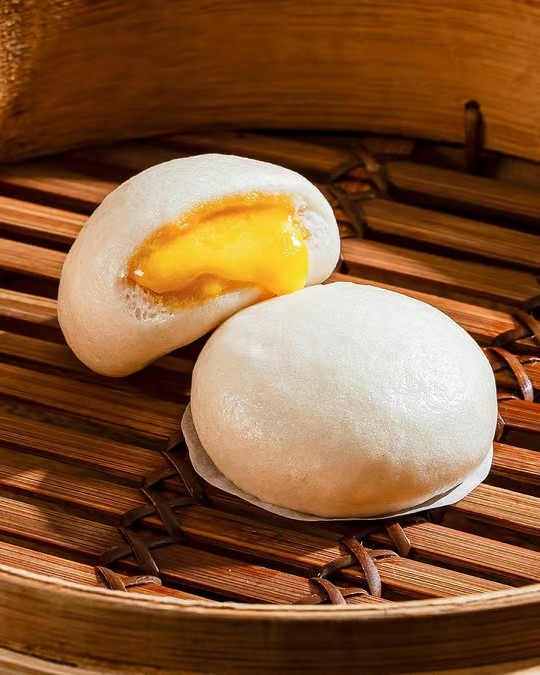 Lava Bun - Steamed buns with a creamy custard filling (2pcs)